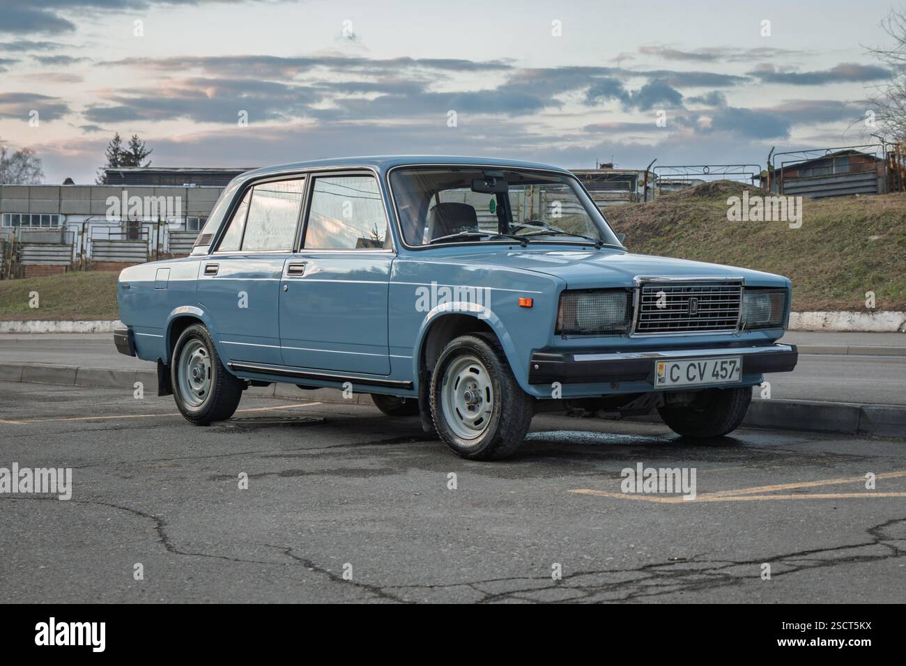 Chisinau, Moldau, 3. Februar 2025: VAZ-2107 Zhiguli (LADA 2107, Lada Riva) Stockfoto