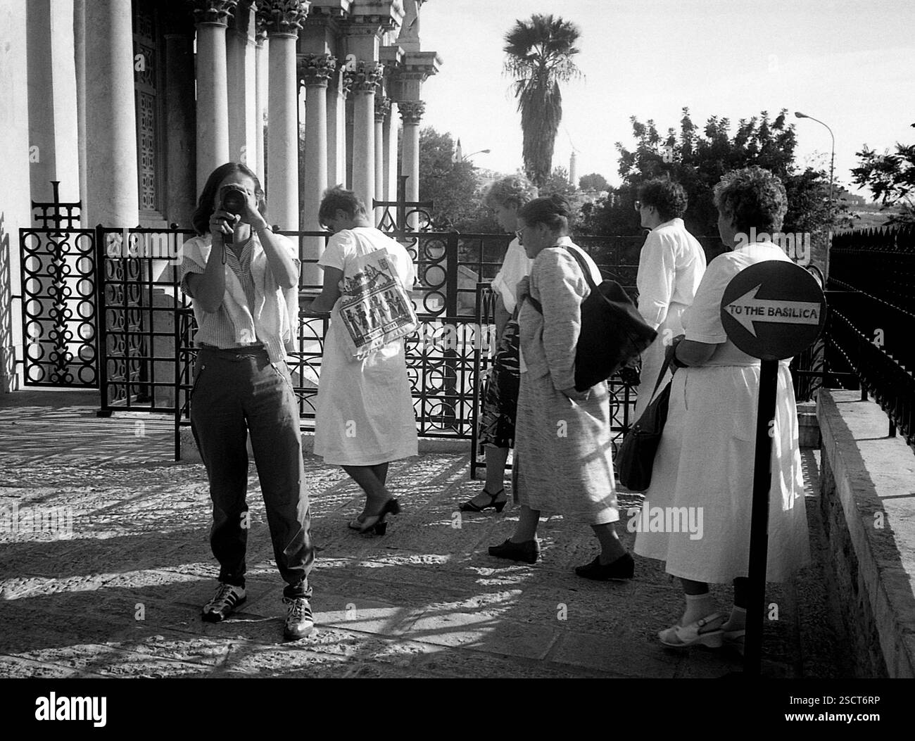 Touristengruppe vor der Kirche der Nationen im Garten Getsemane in Jerusalem. [Automatisierte Übersetzung] Stockfoto