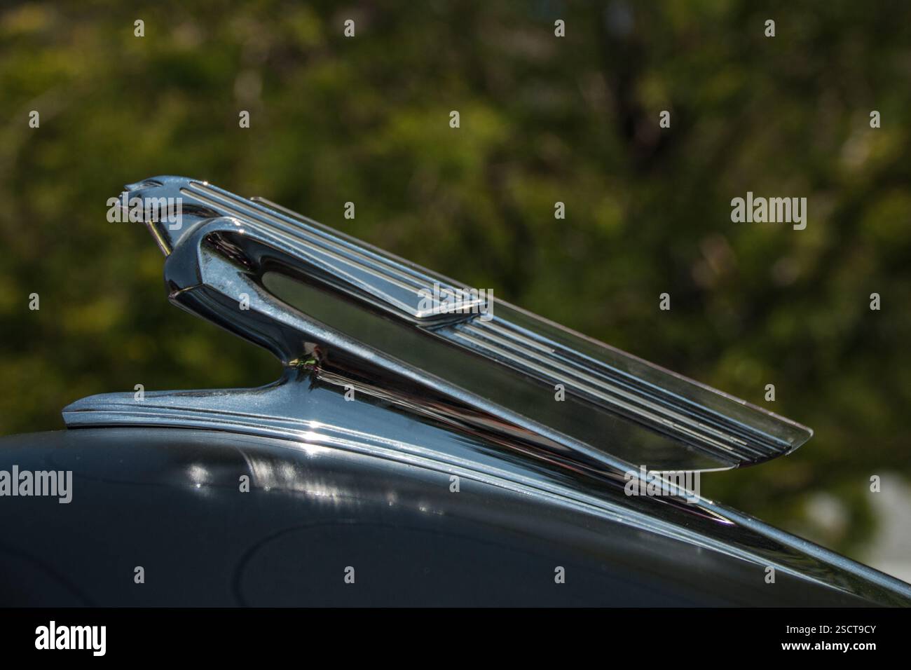 Ein elegantes Design im Art déco-Stil mit verchromter Kapuze an einem Oldtimer. Stockfoto
