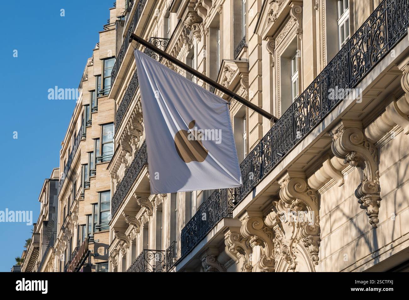 Das elegante Gebäude zeigt die Flagge in hellem Sonnenlicht auf einer belebten Straße Stockfoto
