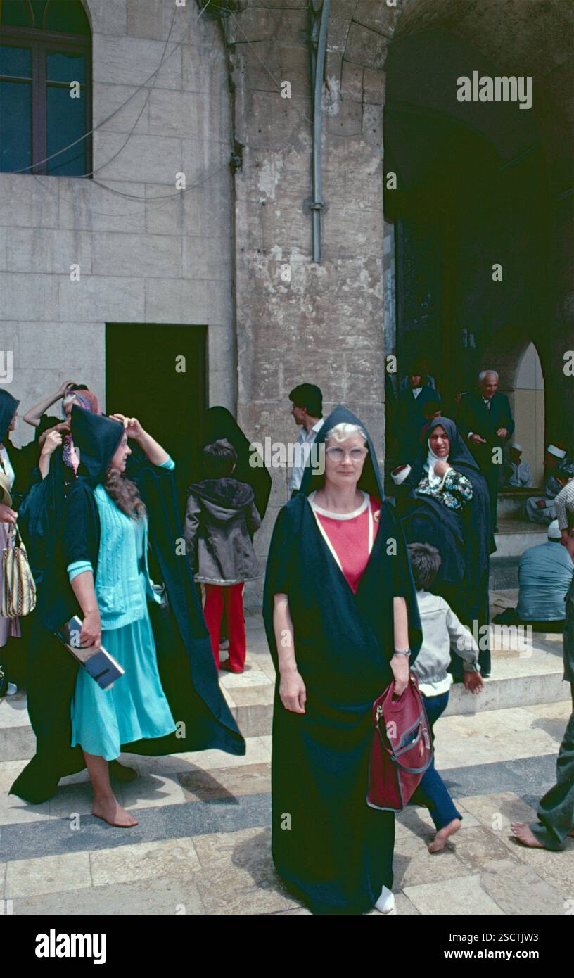 Frauen müssen einen schwarzen Mantel tragen, große Moschee von Aleppo, Syrien, Mai 1987 Stockfoto