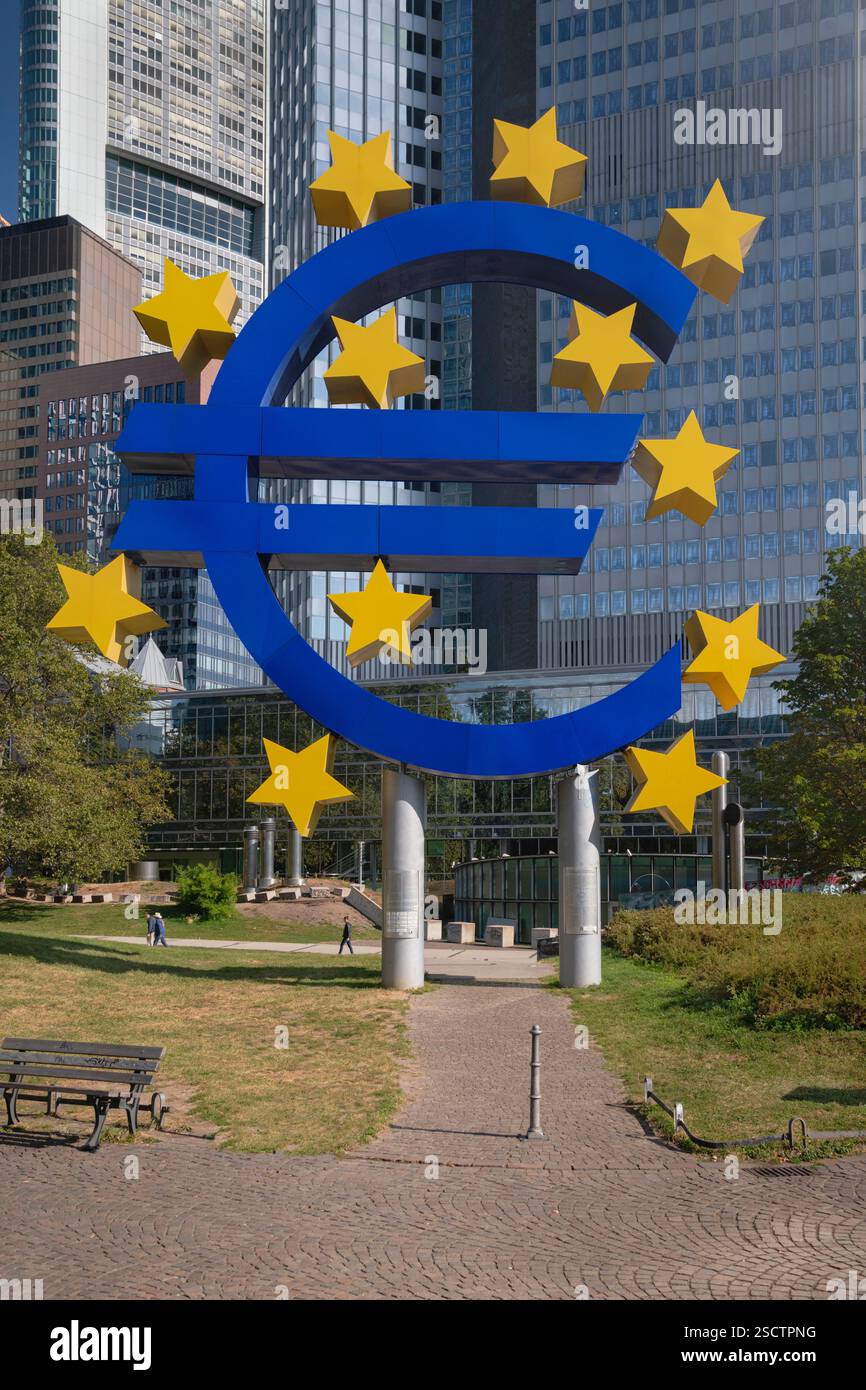 Deutschland, Hessen, Frankfurt, Euro-Skulptur, das 14 Meter hohe elektronische Schild von Ottmar Horl, das ein Euro-Währungszeichen mit zwölf Sternen umgibt, das 50 Tonnen schwer ist und sich außerhalb des ehemaligen Hauptsitzes der Europäischen Zentralbank befindet. Stockfoto