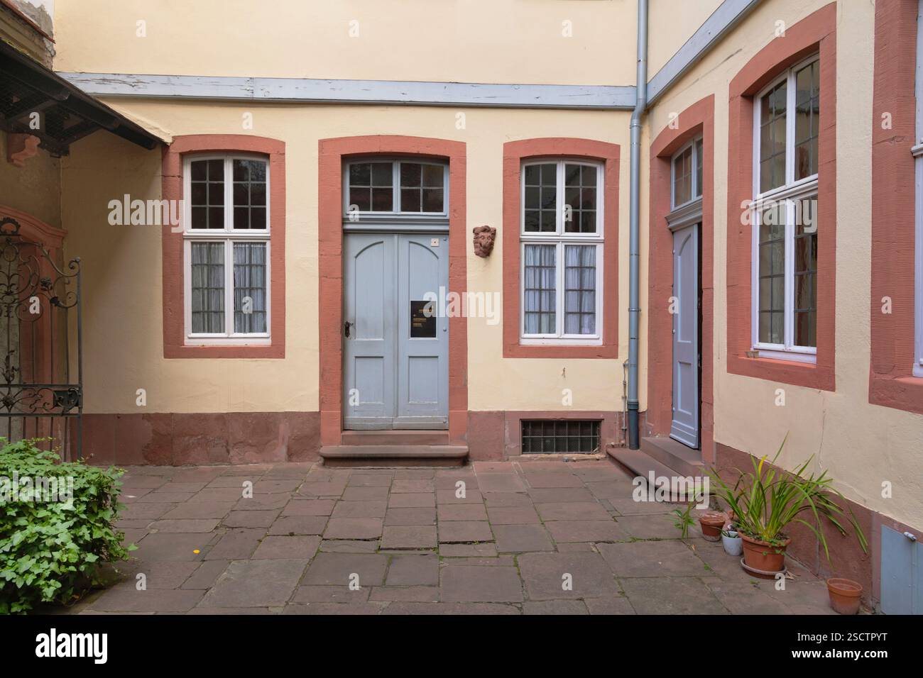 Deutschland, Hessen, Frankfurt, Innenhof Eingang zum Innern des Goethe-Hauses, Geburtshaus und Kindheitshaus des deutschen Dichters und Dramatikers Johann Wolfgang von Goethe, ursprünglich 1618 erbaut, aber im 2. Weltkrieg zerstört und 1951 wieder aufgebaut. Stockfoto