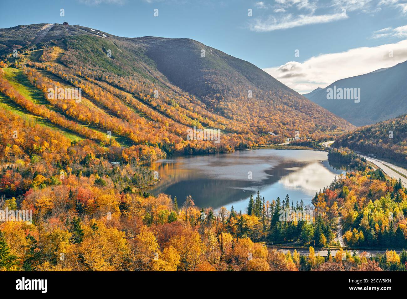 Blick auf den Echo Lake vom Artist's Bluff im Herbst. Herbstfarben im Franconia Notch State Park. White Mountain National Forest Stockfoto