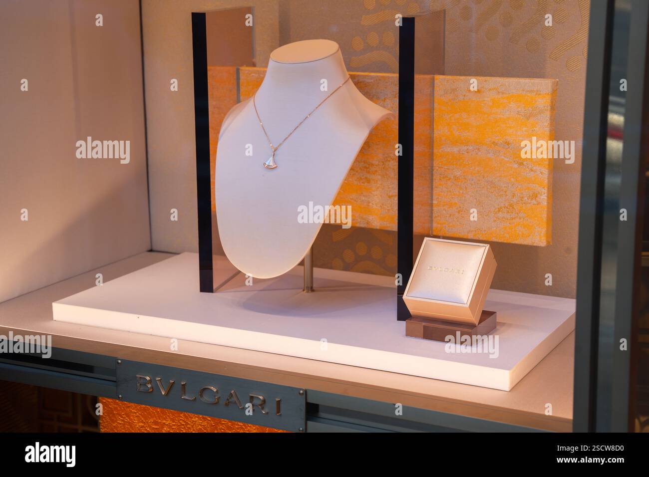 Elegantes Schmuckstück präsentiert exquisite Handwerkskunst in einer luxuriösen Boutique Stockfoto