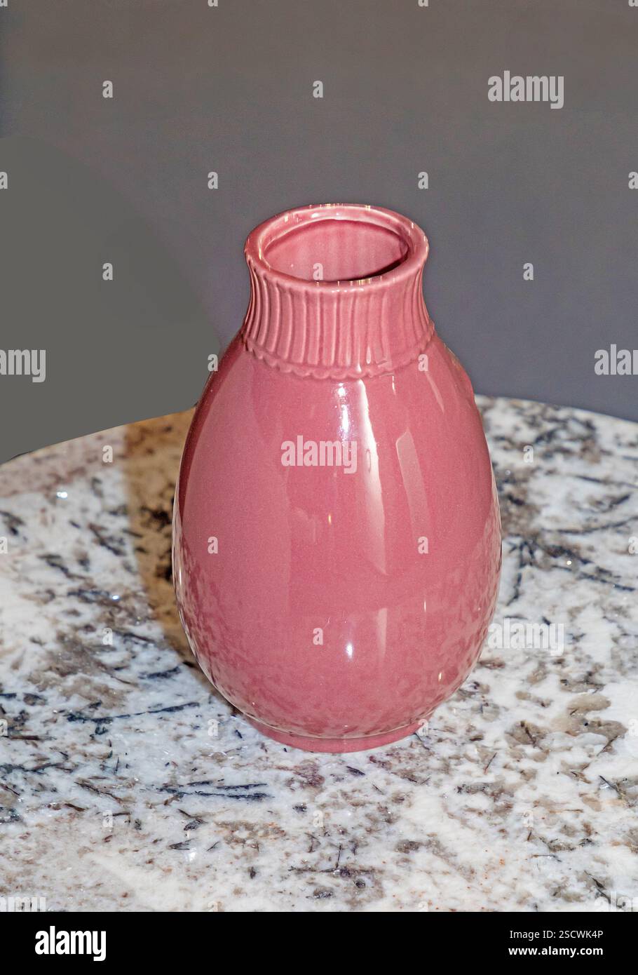 Rosafarbene Keramikvase im Retro-Stil auf Marmortisch Stockfoto