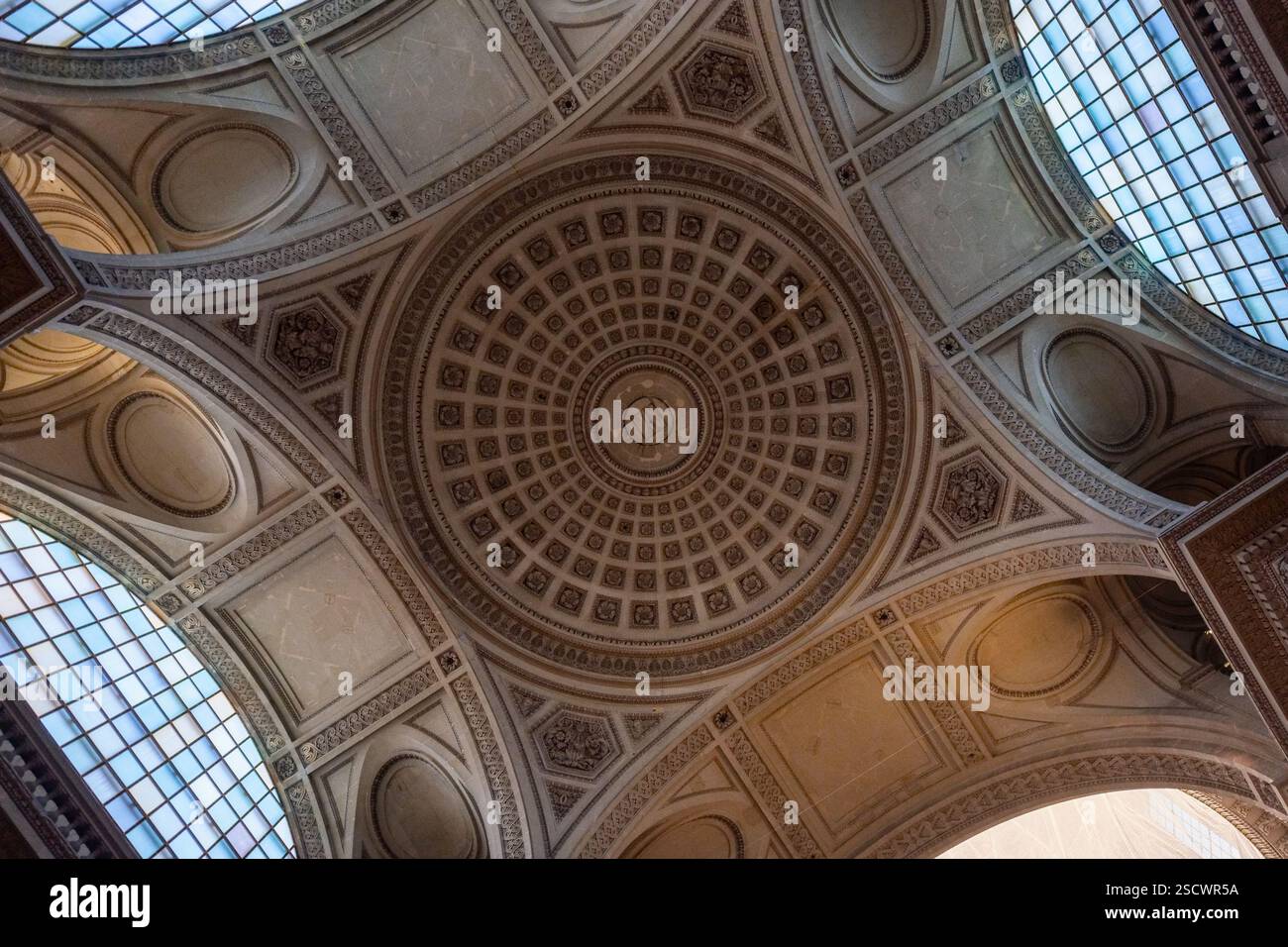 Die Innenkuppel des Panthéon in Paris zeigt komplexe neoklassische Architektur und geometrische Muster mit natürlichem Licht, das durch die gefiltert wird Stockfoto