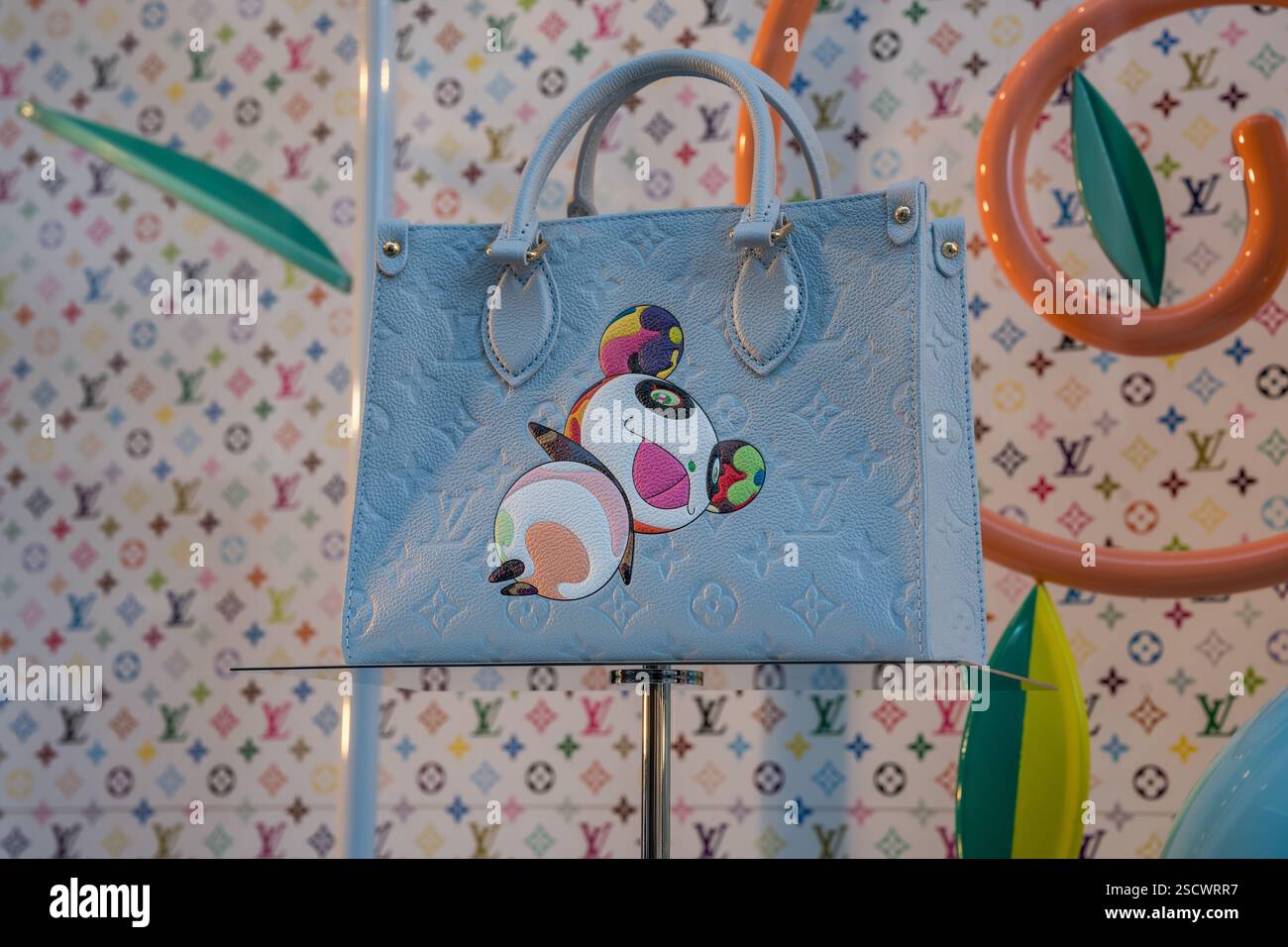 Stilvolle Handtaschen-Präsentation mit verspieltem Pandadesign auf luxuriösem Display Stockfoto