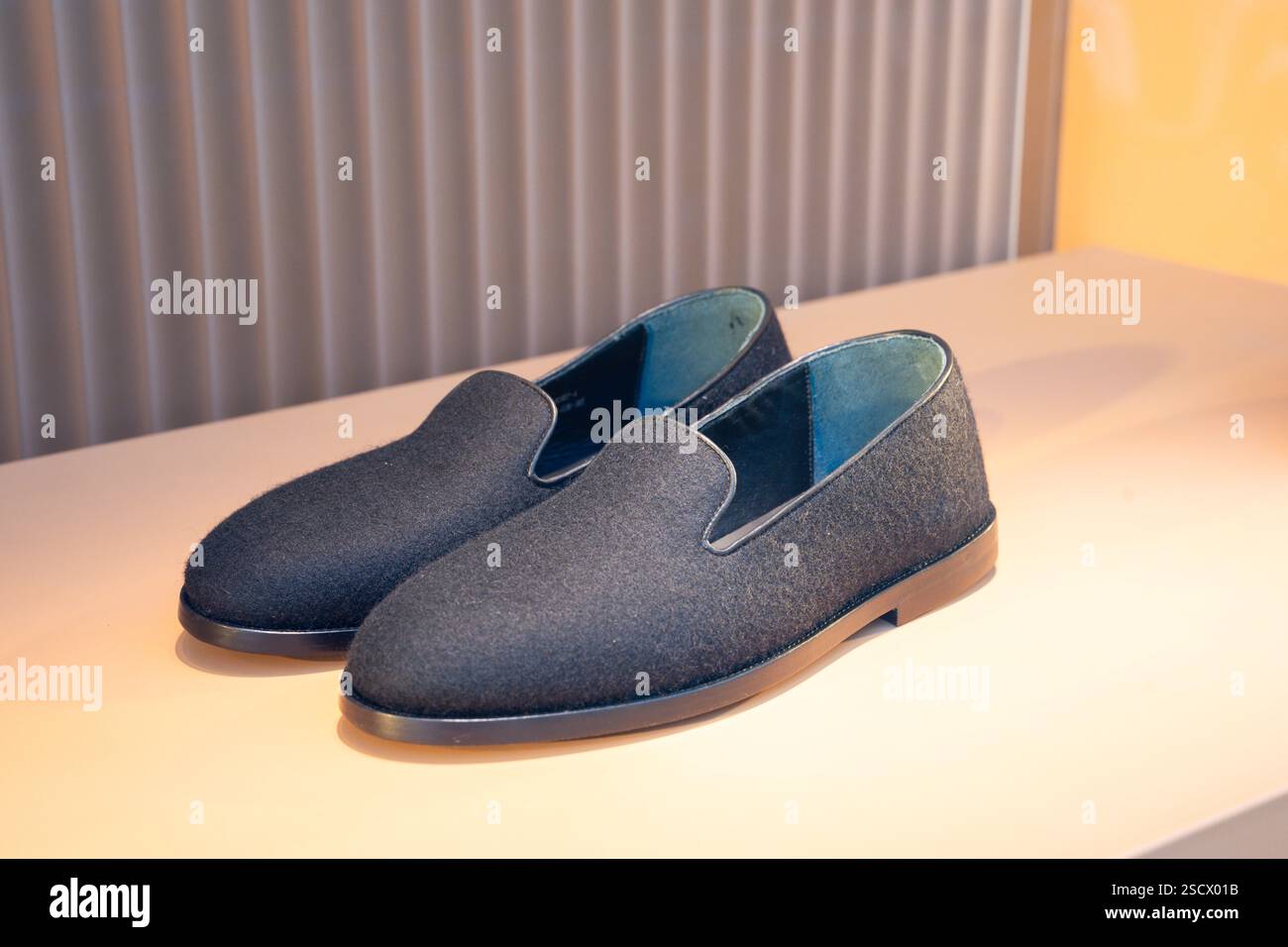 Stilvolle Loafer auf einem modernen Regal in einer schicken Boutique Stockfoto