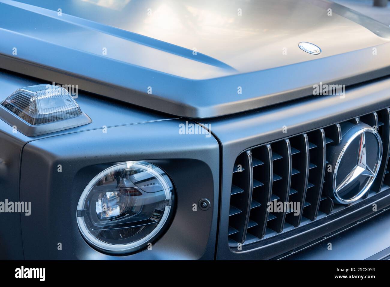 Die elegante und moderne Vorderansicht des Fahrzeugs zeigt luxuriöse Handwerkskunst und Design Stockfoto