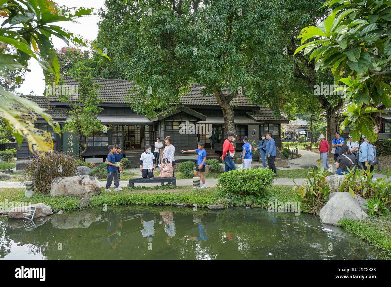 Besucher, Touristen, altes japanisches Holzhaus, Teich, Hinoki Village