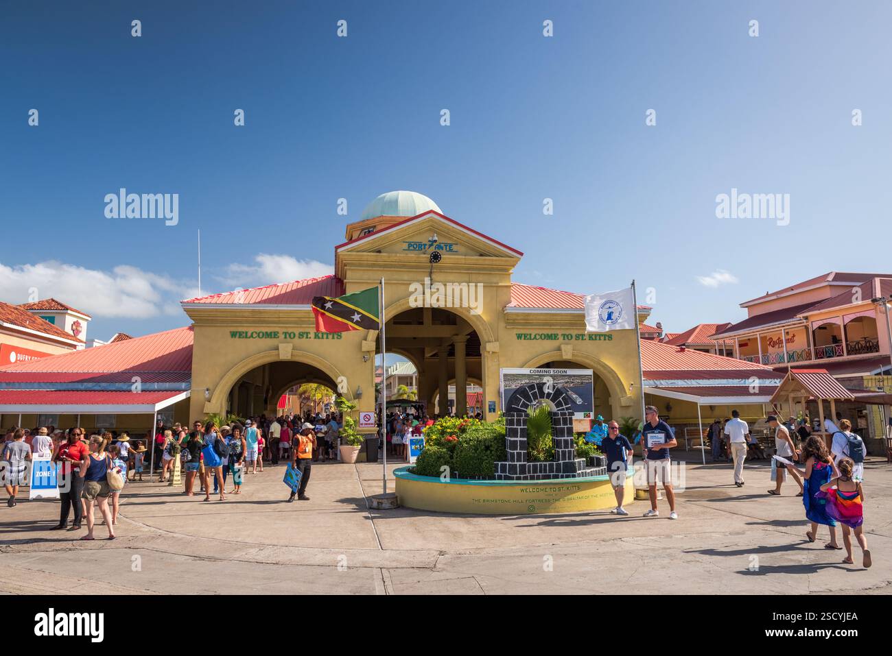 Basseterre, St. Kitts - 22. August 2018: Reiseleiter für Landausflüge treffen Passagiere vor dem Port Zante Welcome Center. Stockfoto