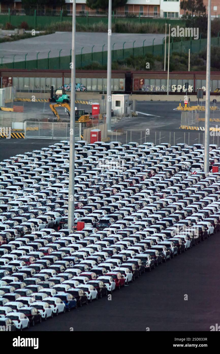 Civitavecchia, Italien - 7. Februar 2025: Reihen neuer Autos, die zum Export bereit sind. Vertritt die Automobilindustrie und den Welthandel. Unverzichtbar für Fahrzeuge Stockfoto