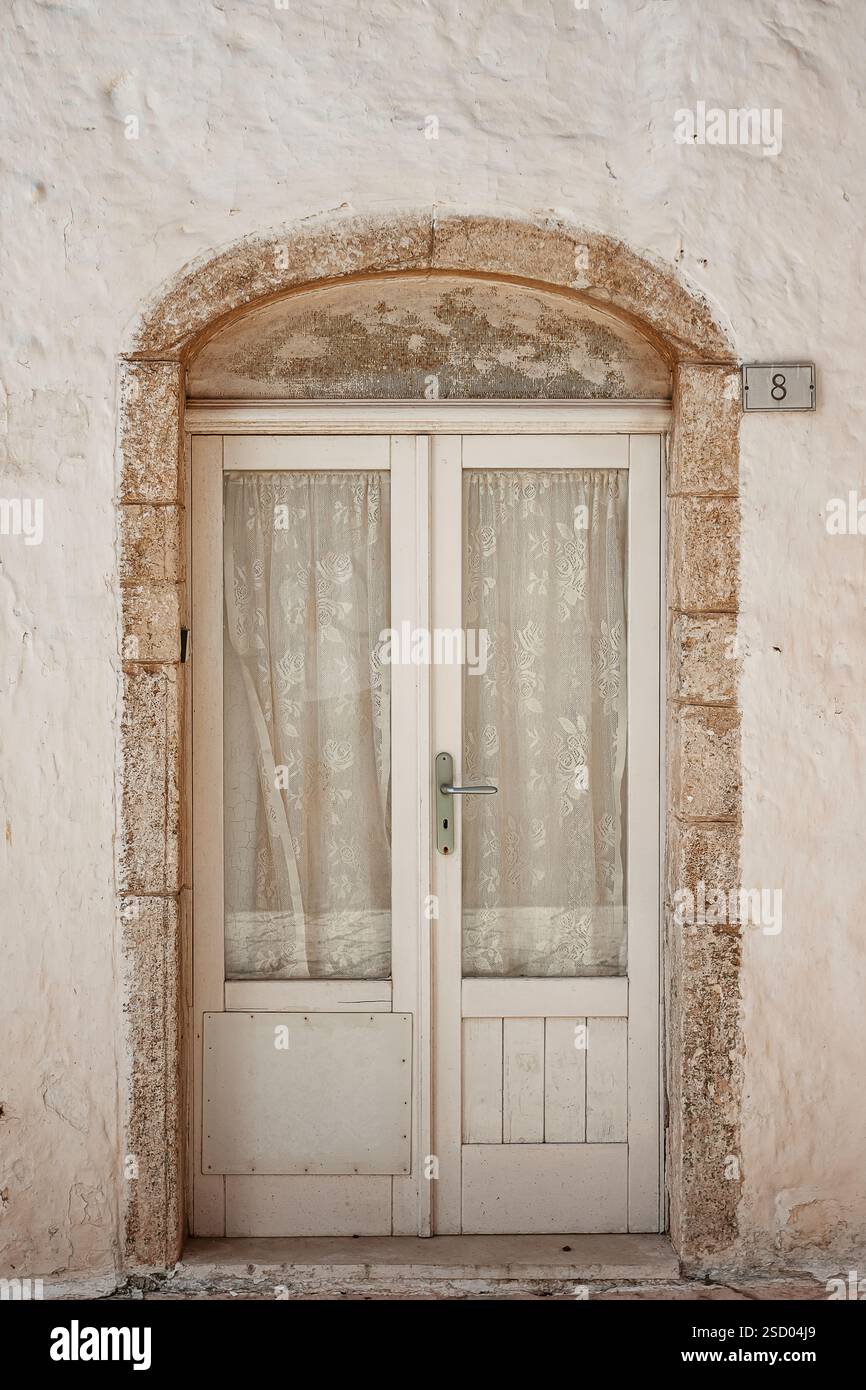 Nahaufnahme einer alten türkisfarbenen Holztür, die Zugang zum Haus ermöglicht Stockfoto