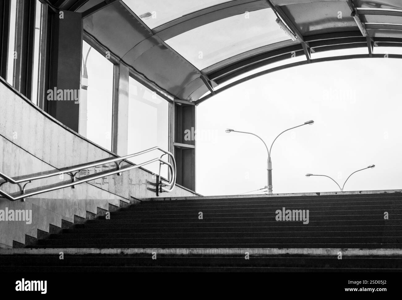 Konzeptionelle Schwarzweiß-Aufnahme des Ausgangs vom unterirdischen Fußgängerübergang Stockfoto