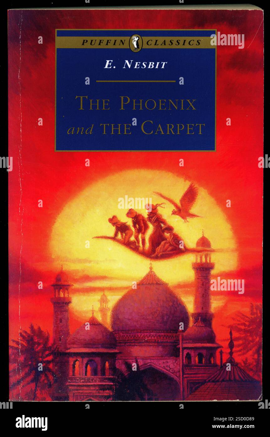 Gebrauchtes Taschenbuch des Kinderbuches „der Phoenix und der Teppich“ von E. Nesbit, das erstmals 1904 veröffentlicht wurde, diese Ausgabe erschien 1995. Stockfoto