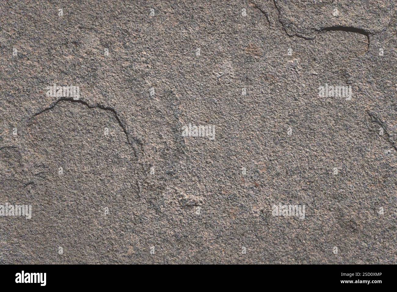 Abstrakte Textur aus grauem Naturstein. Nahaufnahme-Foto, geeignet für Hintergrund und Kopierraum für Grafikdesign. Stockfoto