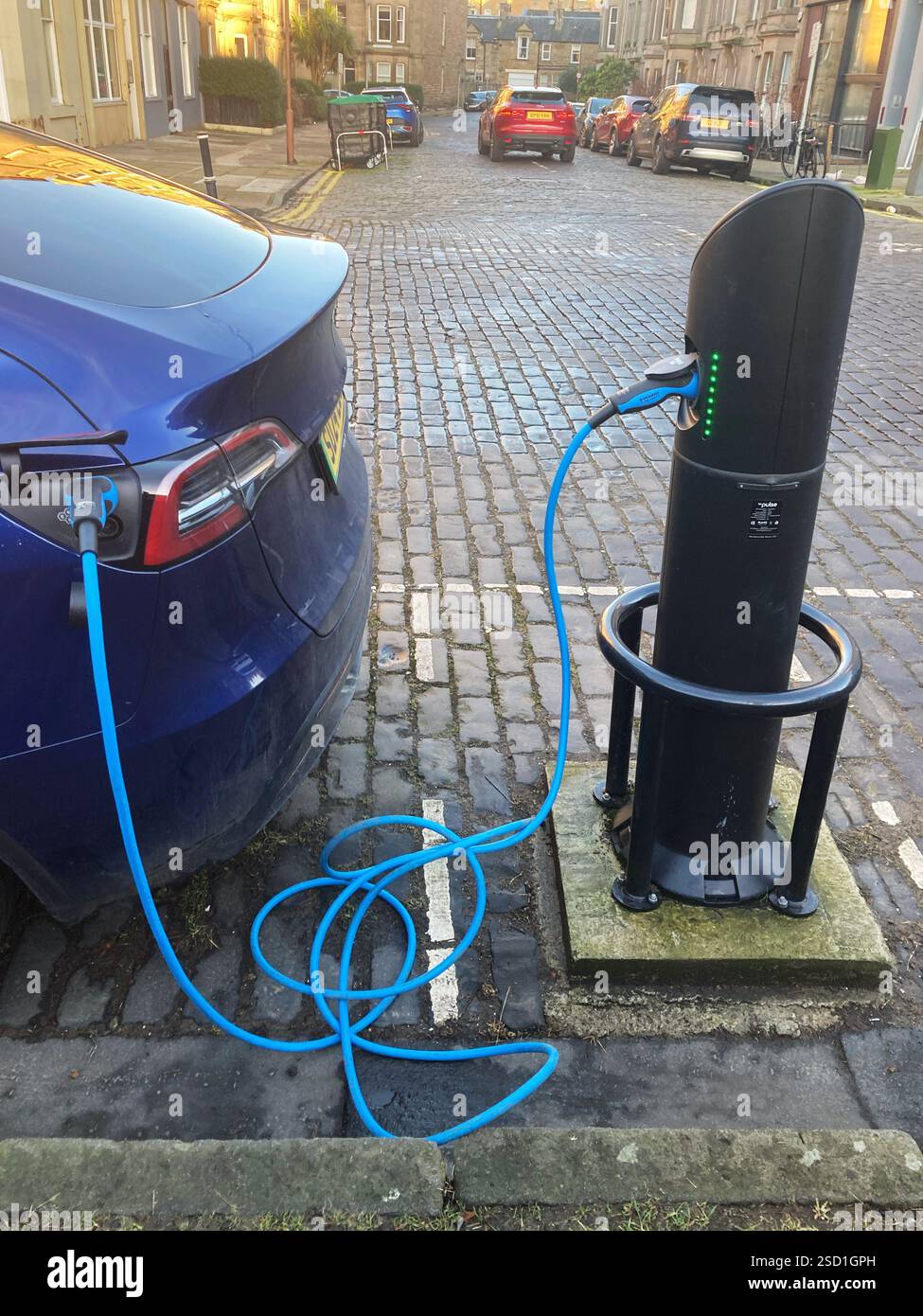 Ladestation für Elektrofahrzeuge an der Straße - Smartphone-aufgenommenes Stockfoto