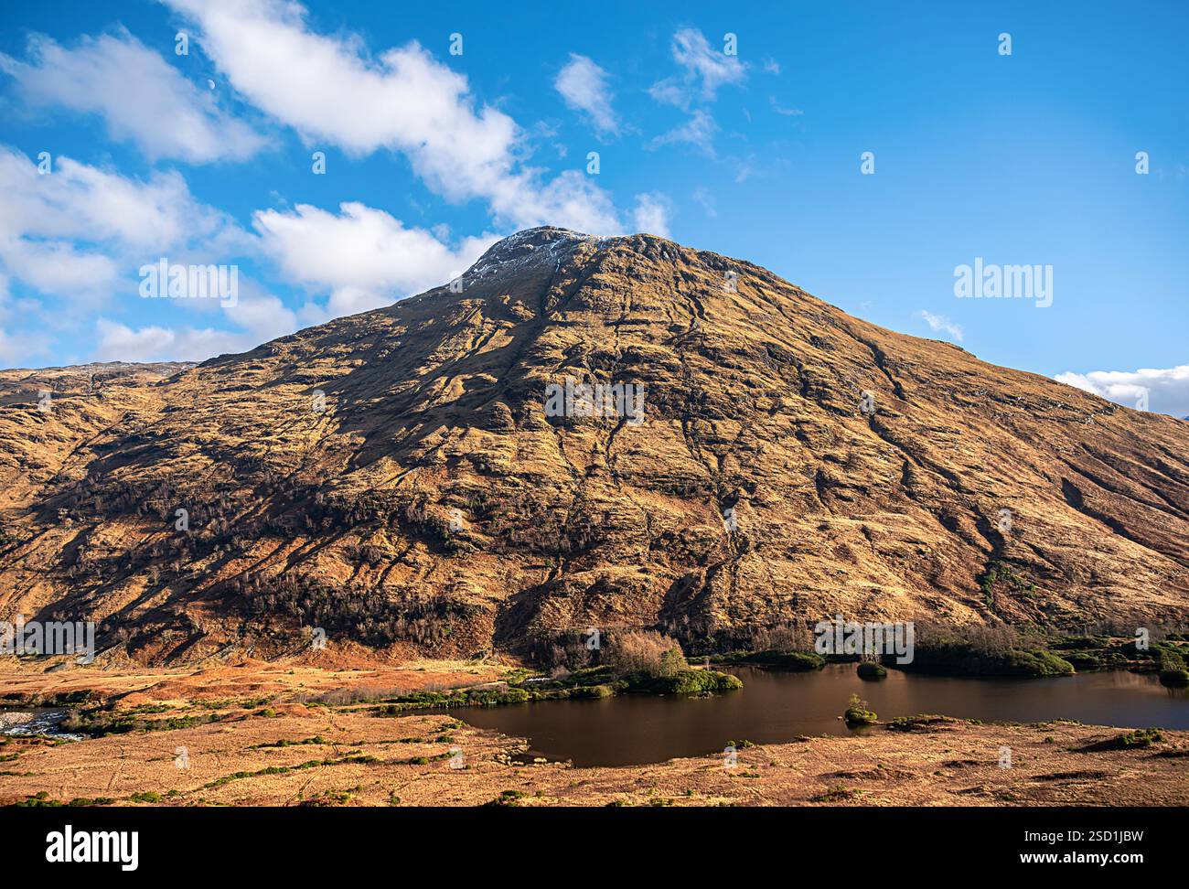 Landschaftsfotografie des Berges Beinn Maol Chaluim, Tal Glen Etive, Glencoe, Schottland, Vereinigtes Königreich, Winterbedingungen, Schnee auf dem Berggipfel, Wandern, Stockfoto