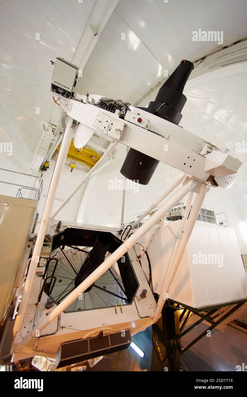 Das William Herschel Telescope WHT, Roque de los Muchachos Observatory, La Palma, Kanarische Inseln, Spanien das William Herschel Telescope, das 1987 eröffnet wurde, ist eines der größten optischen Teleskope seiner Art in Europa. Mit einem Hauptspiegel von 4 2 Metern Durchmesser ist es eine Universaleinrichtung, die für eine breite Palette astronomischer Beobachtungen von den optischen Wellenlängen bis hin zum Infrarot ausgelegt ist. und das William Herschel Telescope deckt sowohl Bildgebung als auch Spektroskopie durch die Weiterentwicklung der Instrumente ab, insbesondere im Bereich der adaptiven Optik, und bleibt im Vordergrund Stockfoto