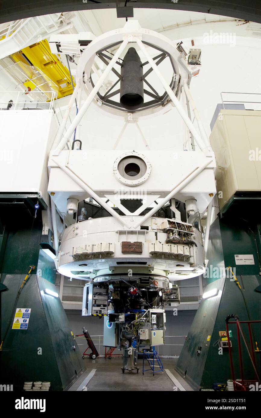 Das William Herschel Telescope WHT, Roque de los Muchachos Observatory, La Palma, Kanarische Inseln, Spanien das William Herschel Telescope, das 1987 eröffnet wurde, ist eines der größten optischen Teleskope seiner Art in Europa. Mit einem Hauptspiegel von 4 2 Metern Durchmesser ist es eine Universaleinrichtung, die für eine breite Palette astronomischer Beobachtungen von den optischen Wellenlängen bis hin zum Infrarot ausgelegt ist. und das William Herschel Telescope deckt sowohl Bildgebung als auch Spektroskopie durch die Weiterentwicklung der Instrumente ab, insbesondere im Bereich der adaptiven Optik, und bleibt im Vordergrund Stockfoto