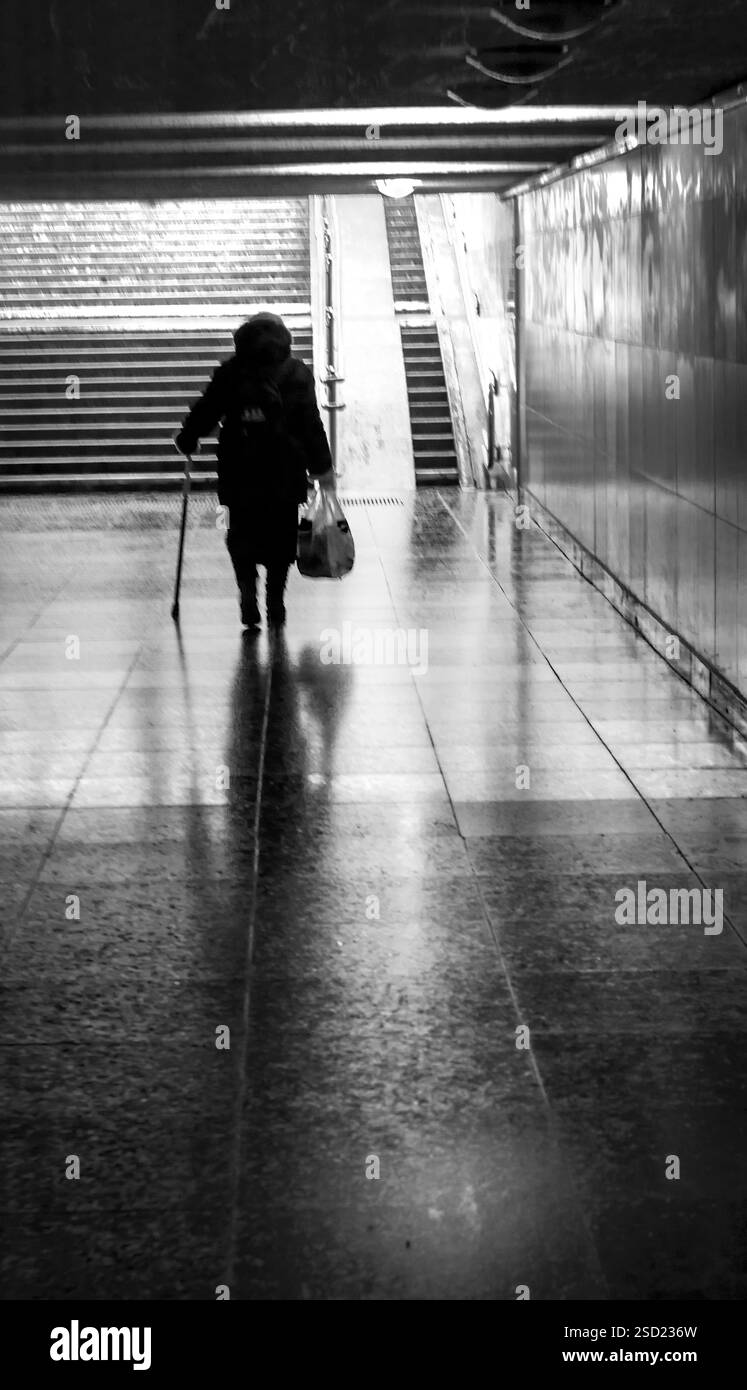 Konzeptionelle Schwarzweiß-Aufnahme des Ausgangs vom unterirdischen Fußgängerübergang Stockfoto