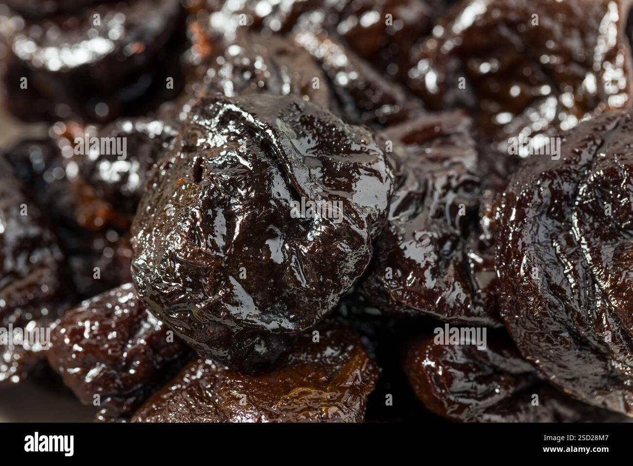 Organische Rohpflaumen in einer Schüssel Stockfoto