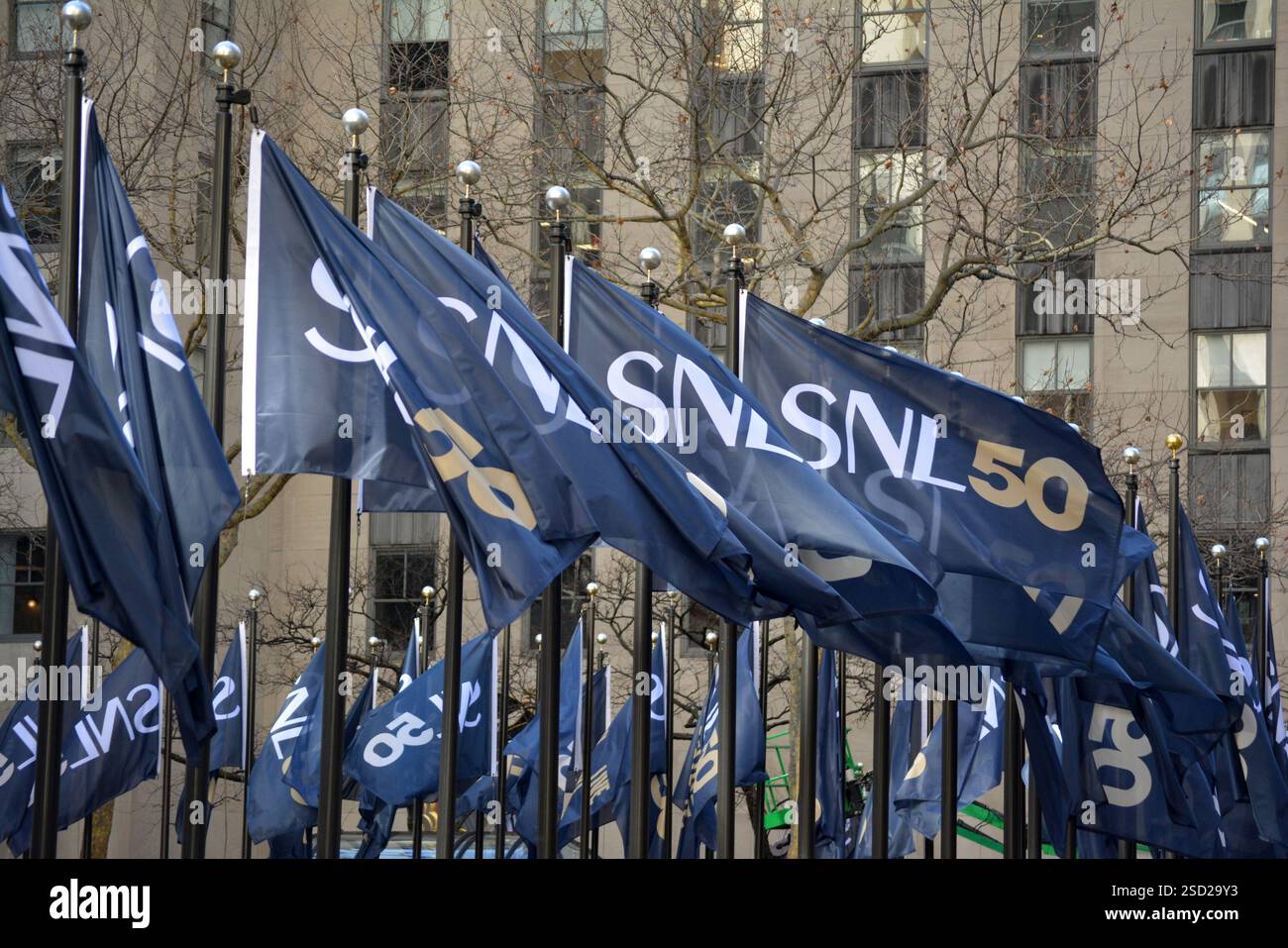 Fahnen im Rockefeller Center 30, das die 50. Staffel von Saturday Night Live in New York City feiert. Stockfoto