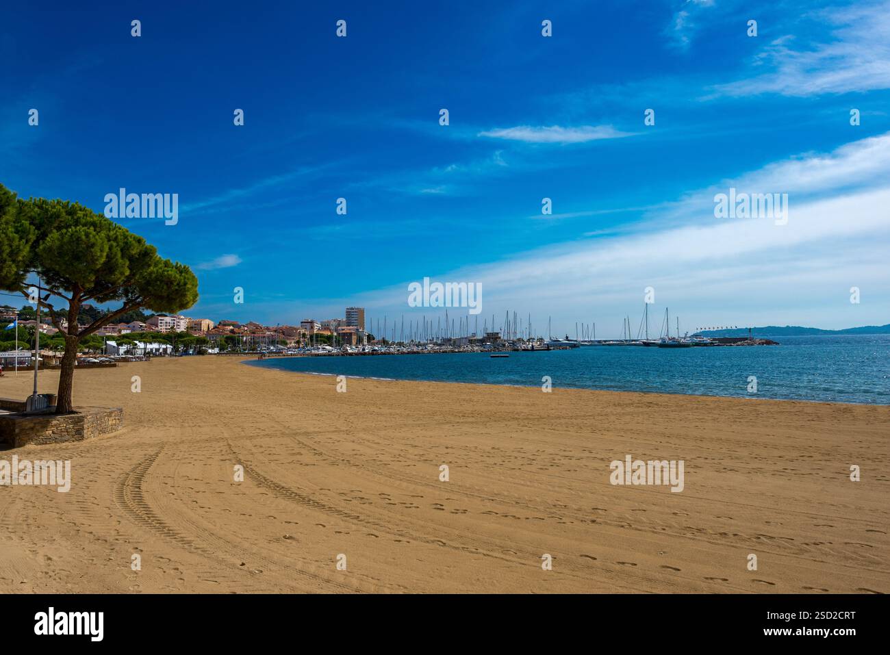 Mit Blick auf den breiten Sandstrand von St. Maxim im im Hintergrund des Yachthafens Stockfoto