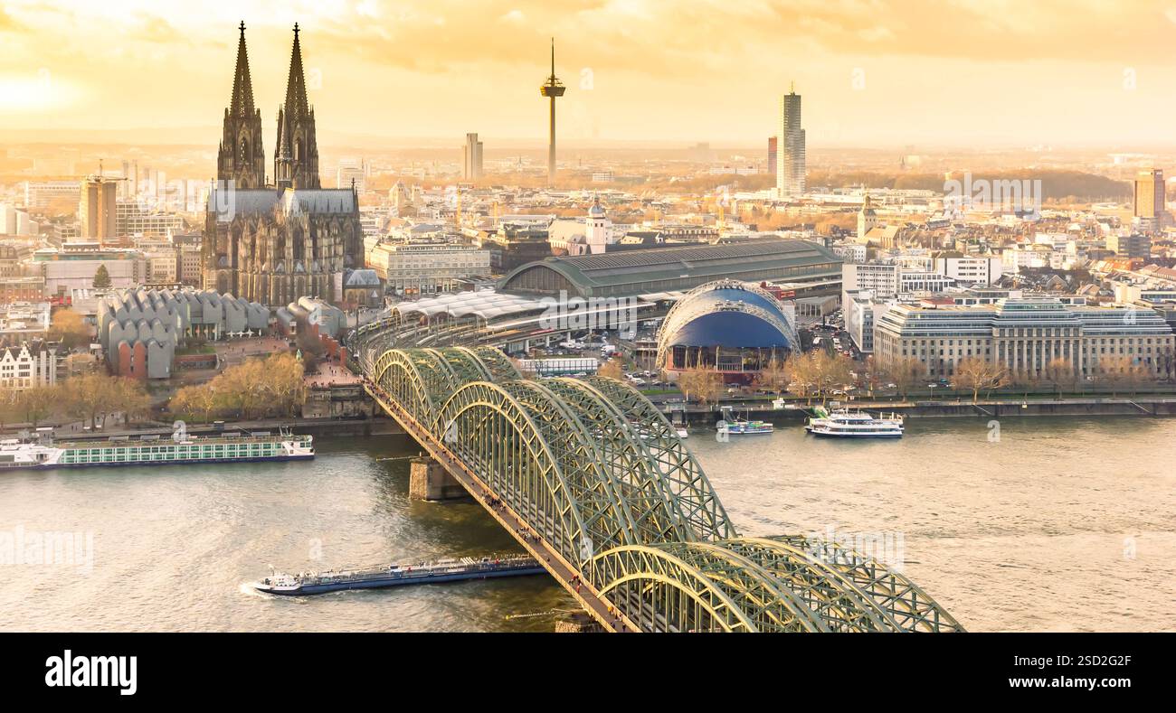 Panorama des farbenfrohen Himmels über der Dom-Kirche in Köln, Deutschland Stockfoto
