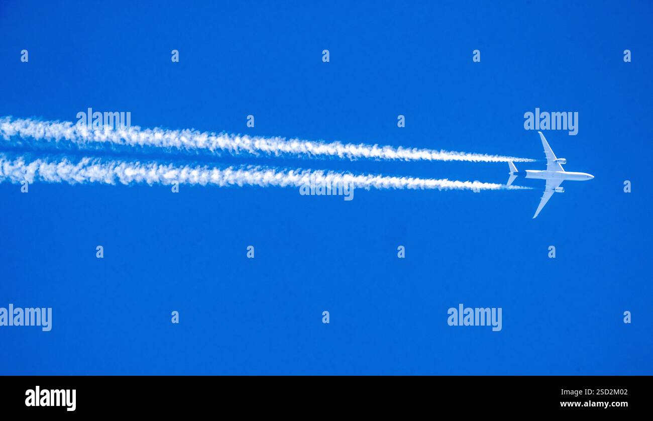 Airbus A350 Flugzeug am Himmel, Dampfspur, Lufthansa Flug von Los Angeles nach München, Überflug in Köln, Flughöhe 39.000 ft, Deutschland Stockfoto