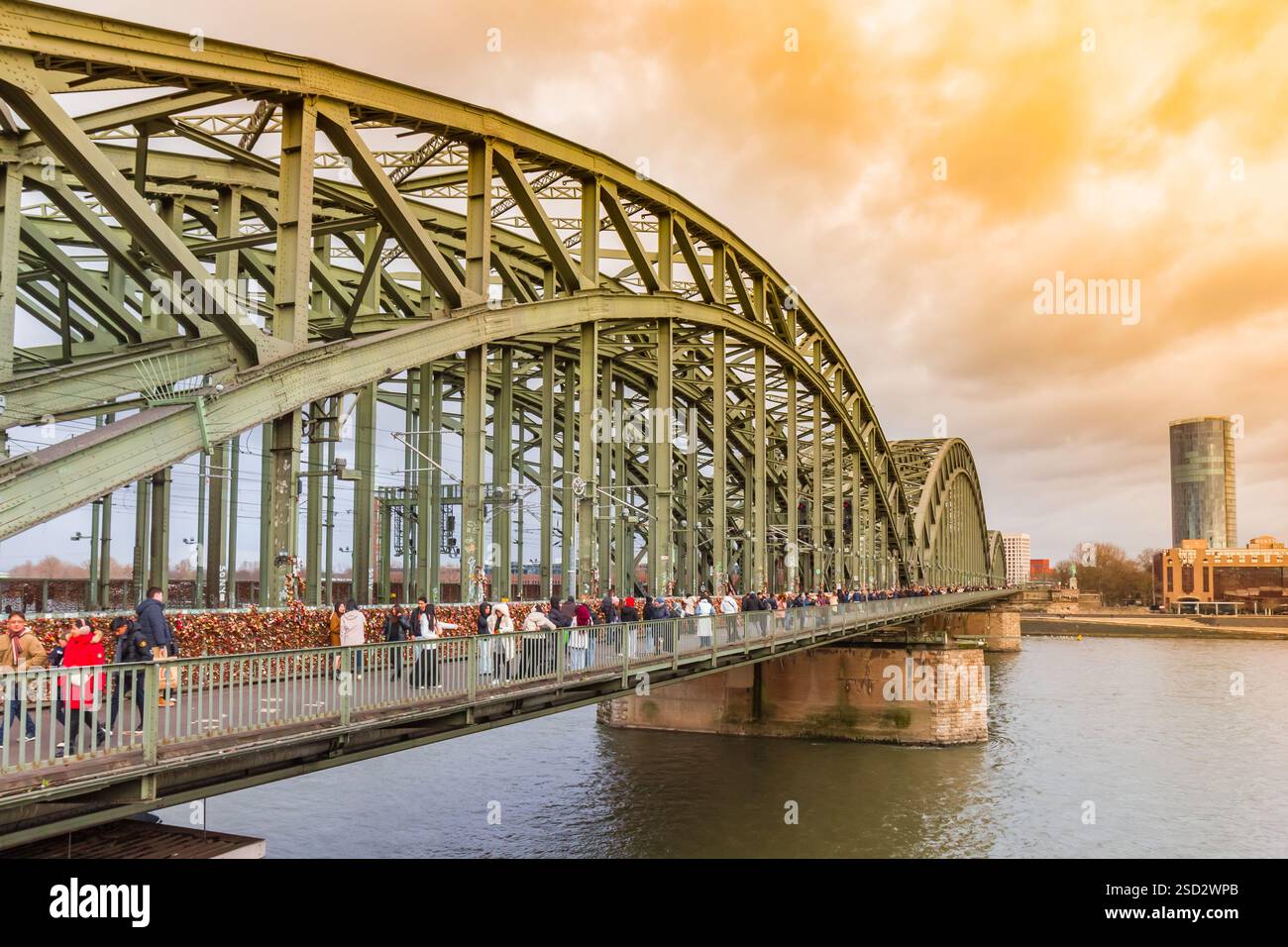 Historische Stahl-Hohenzollernbrücke über den Rhein in Köln, Deutschland Stockfoto