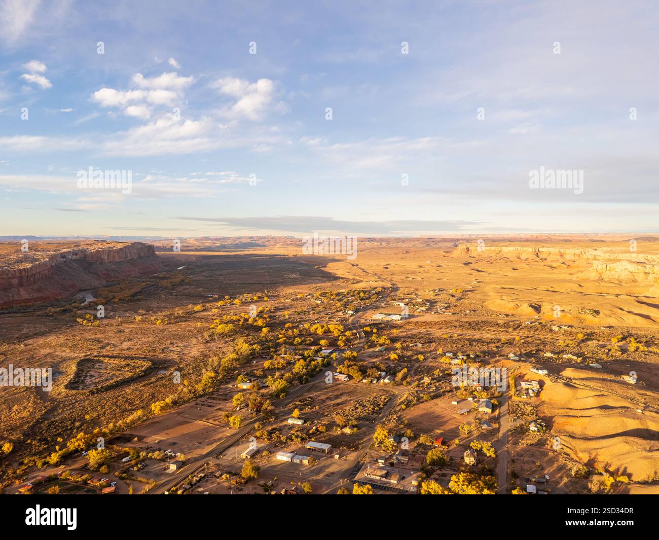 Bluff, Süd-Utah, fantastisches Panorama eines kleinen ländlichen Dorfes, Tor zum Monument Valley. Herbstfarben, lange Schatten Stockfoto