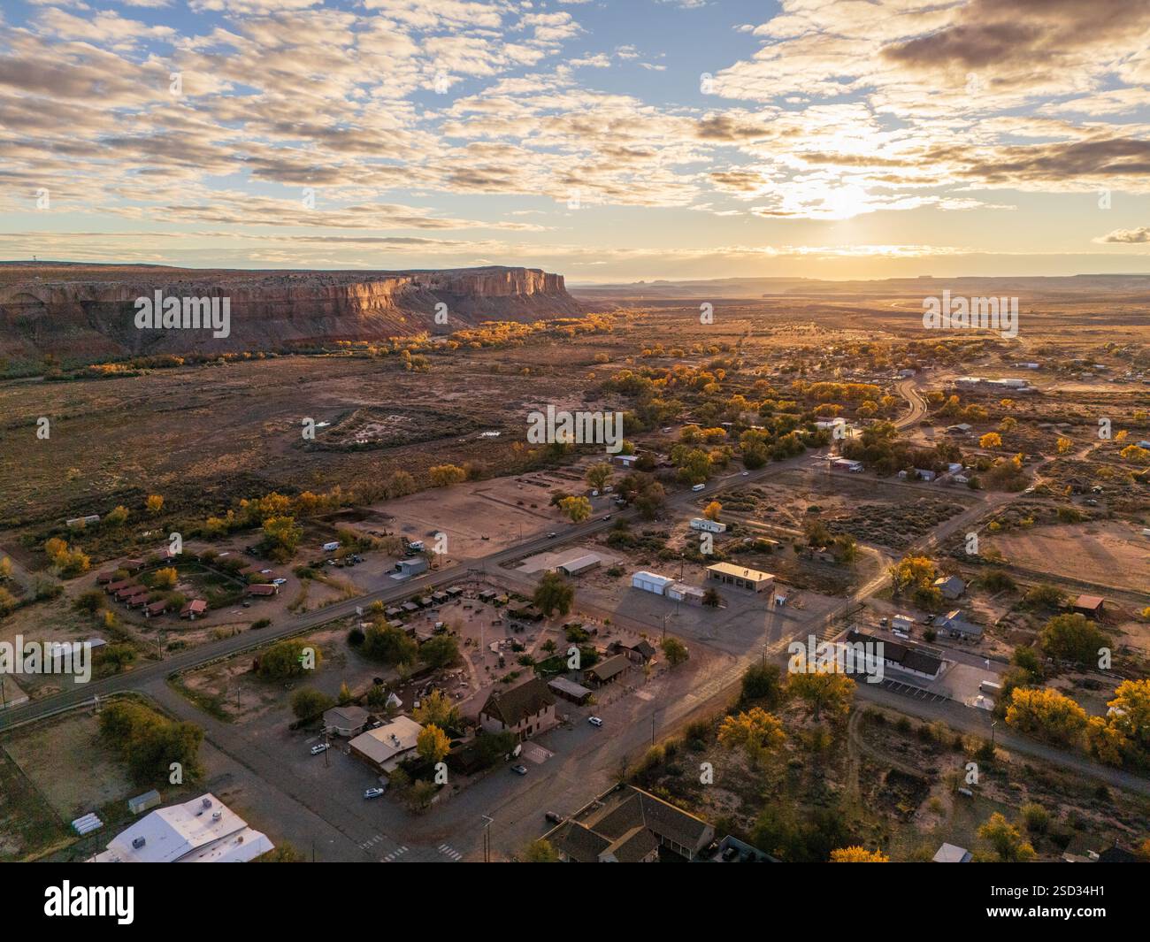 Bluff, Süd-Utah, fantastisches Panorama eines kleinen ländlichen Dorfes, Tor zum Monument Valley. Herbstfarben, lange Schatten Stockfoto