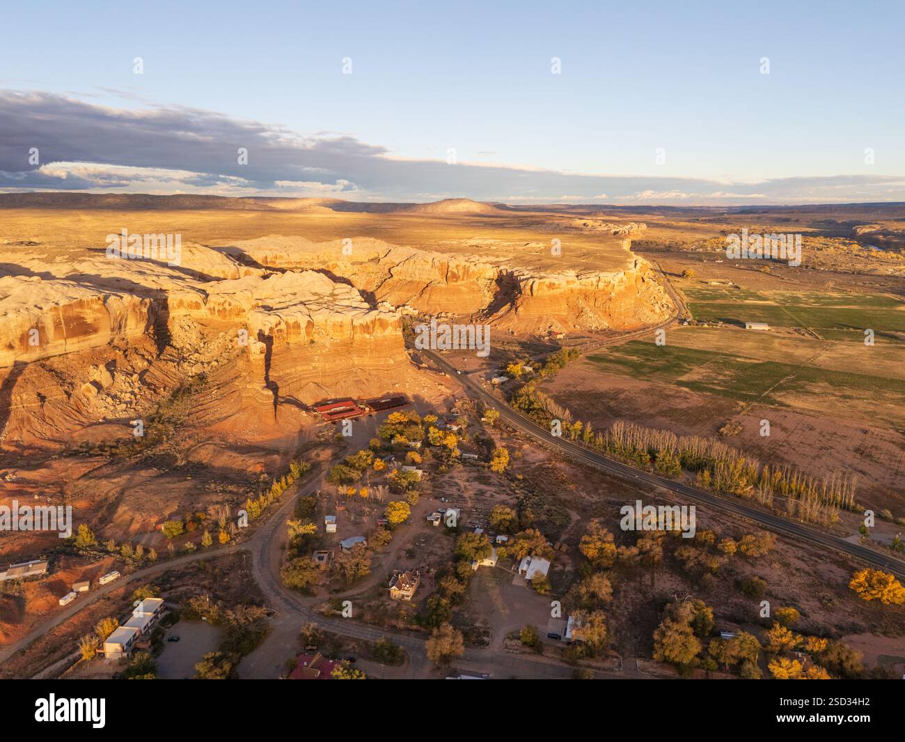 Bluff, Süd-Utah, fantastisches Panorama eines kleinen ländlichen Dorfes, Tor zum Monument Valley. Herbstfarben, lange Schatten Stockfoto
