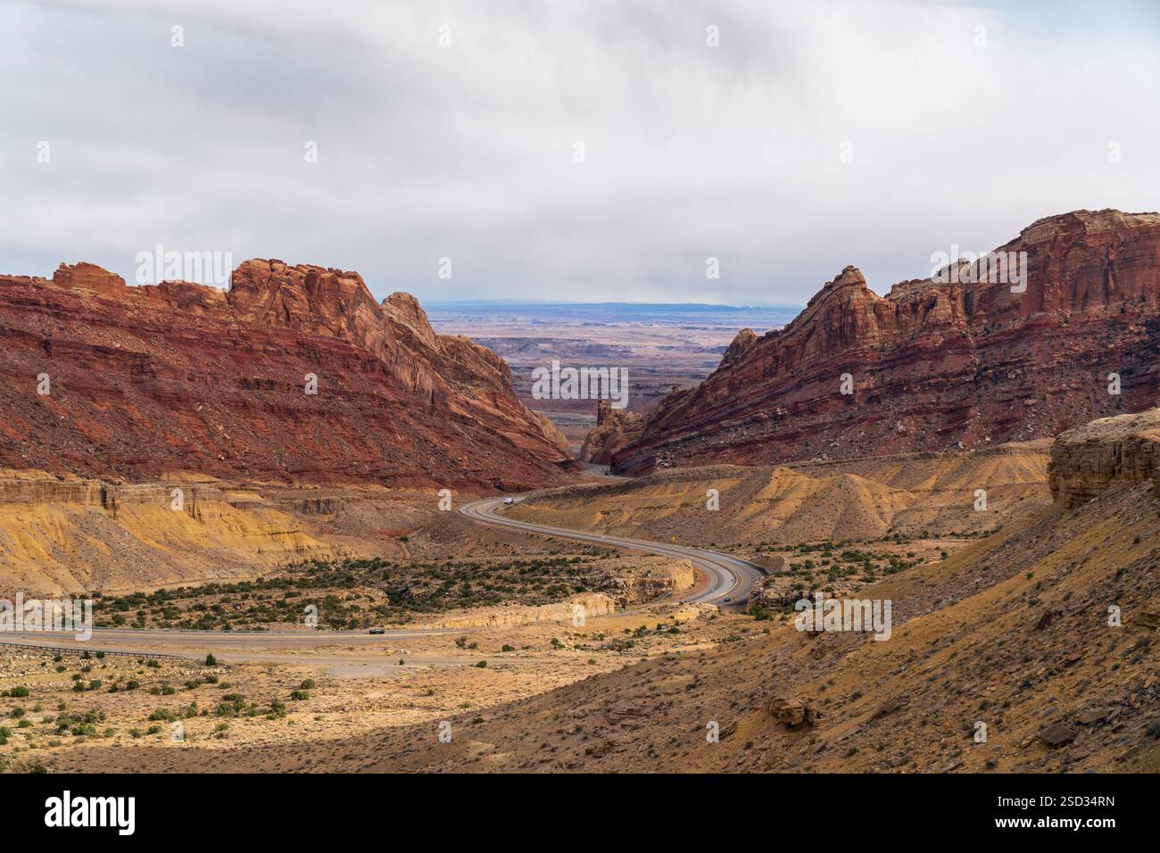 Windinge Landstraße durch die spektakulären roten Felsformationen des Spotted Wolf Canyons entlang der Interstate 70 im San Rafael Swell Utah Stockfoto