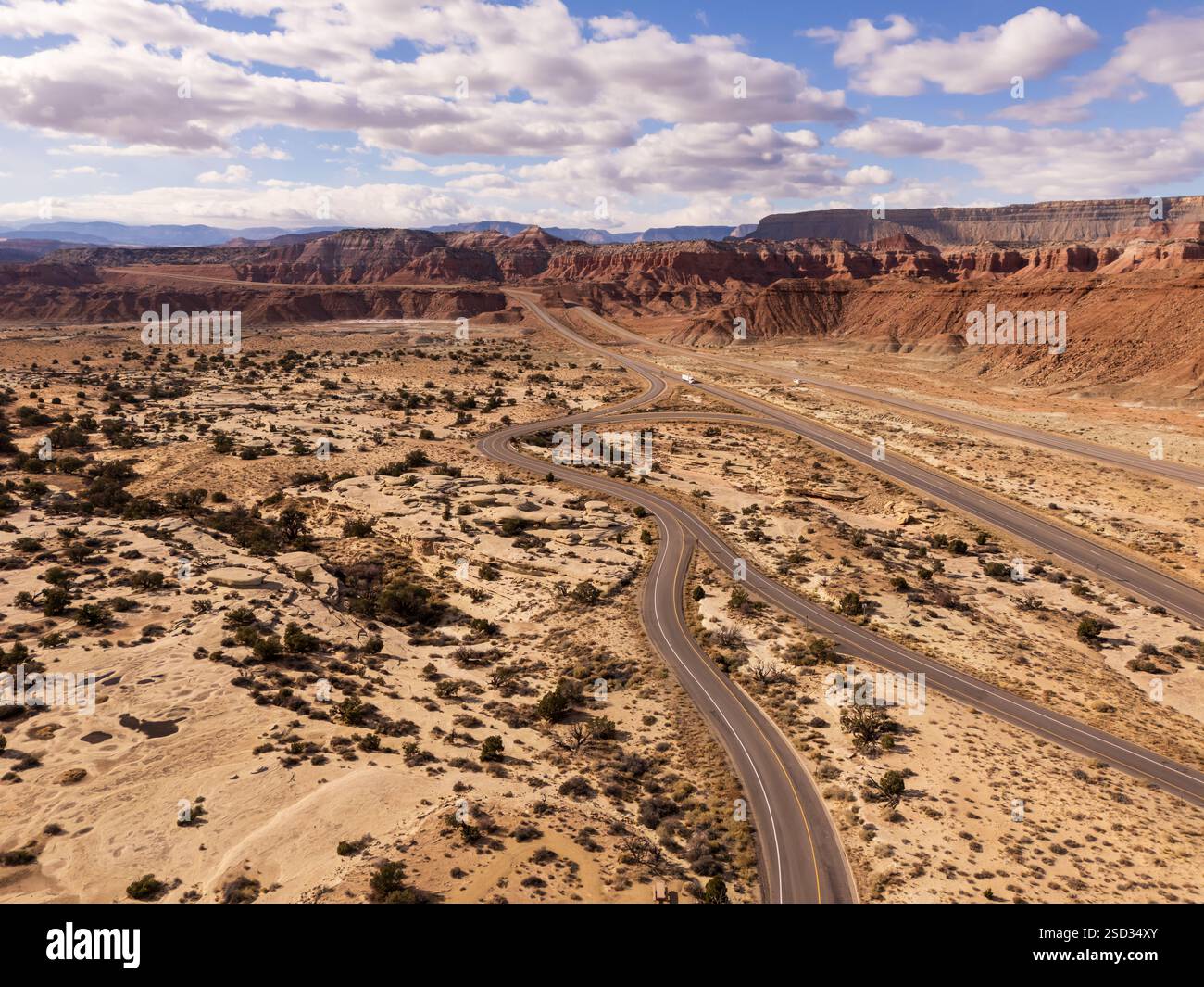 US Highway 70 in der Hochwüste von Utah, in der Nähe von Sand Bench View Area, Canyons, Mesas, Schluchten und trockenen Landschaften Stockfoto