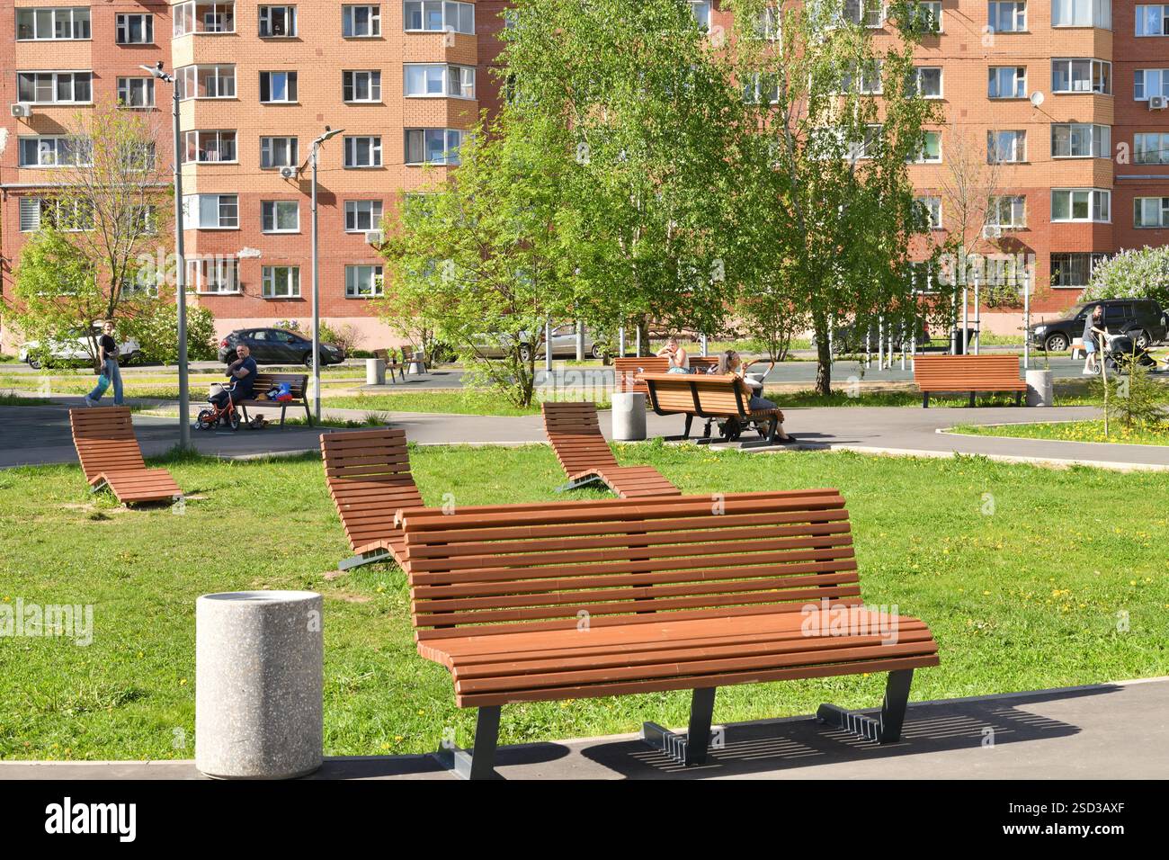 Moskau, Russland - 22. Mai. 2024. Rastplatz mit Bänken und Liegestühlen in Zelenograd Stockfoto