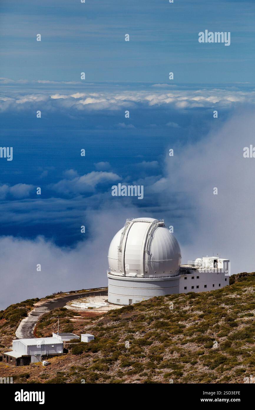 Das William Herschel Telescope WHT, Roque de los Muchachos Observatory, La Palma, Kanarische Inseln, Spanien das William Herschel Telescope, das 1987 eröffnet wurde, ist eines der größten optischen Teleskope seiner Art in Europa. Mit einem Hauptspiegel von 4 2 Metern Durchmesser ist es eine Universaleinrichtung, die für eine breite Palette astronomischer Beobachtungen von den optischen Wellenlängen bis hin zum Infrarot ausgelegt ist. und das William Herschel Telescope deckt sowohl Bildgebung als auch Spektroskopie durch die Weiterentwicklung der Instrumente ab, insbesondere im Bereich der adaptiven Optik, und bleibt im Vordergrund Stockfoto