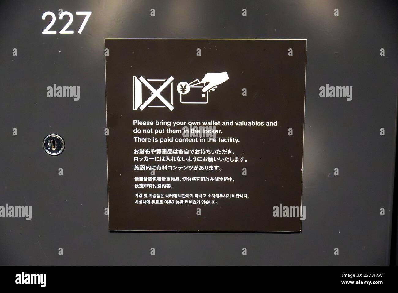 Tokio, Japan - 5. Januar 2025: Beschilderung mit Richtlinien für persönliche Gegenstände in einer Einrichtung in Japan Stockfoto