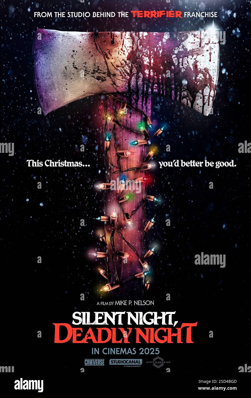 Stille Nacht, Deadly Night (2025) von Mike P. Nelson. Ein Kind wird Zeuge des Mordes seiner Eltern durch einen Mann in einem Santa-Anzug, der ihn dazu bringt, als Erwachsener gewaltsame Vergeltung zu erwirken, indem er dasselbe Kostüm trägt. US-Teaser-Poster NUR FÜR REDAKTIONELLE ZWECKE. Quelle: BFA/StudioCanal Stockfoto
