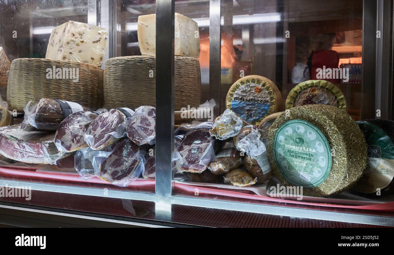 Schaufenster für Käse- und Wurstwaren Stockfoto