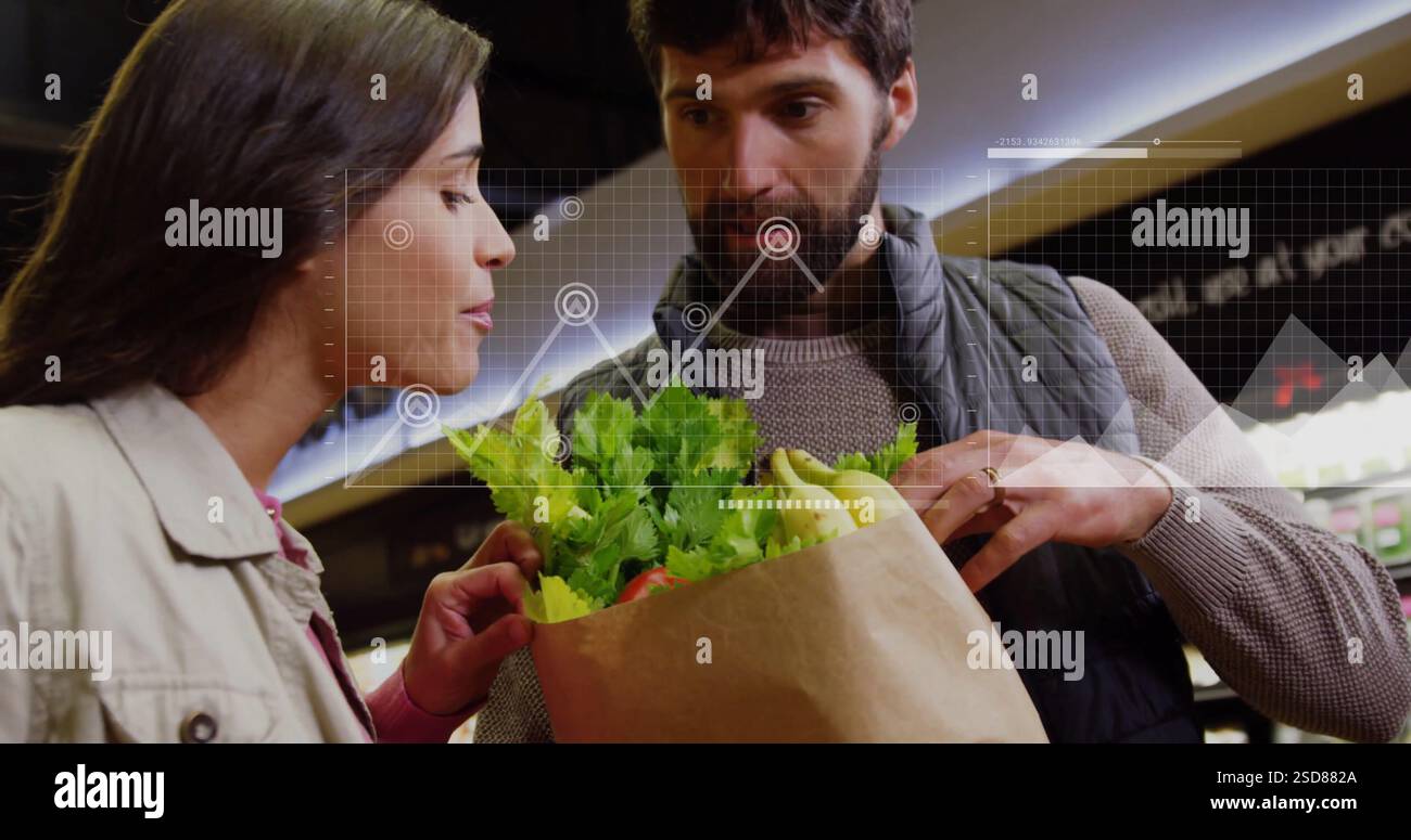 Analyse von Lebensmitteleinkaufsdaten über ein Paar, das frische Produkte im Geschäft untersucht Stockfoto
