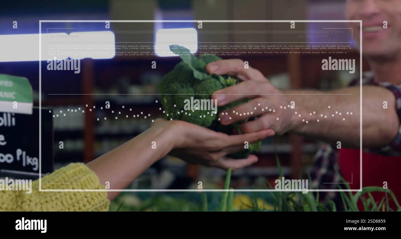 Analyse von Nährwertdaten über die Person, die Gemüse im Lebensmittelgeschäft auswählt Stockfoto