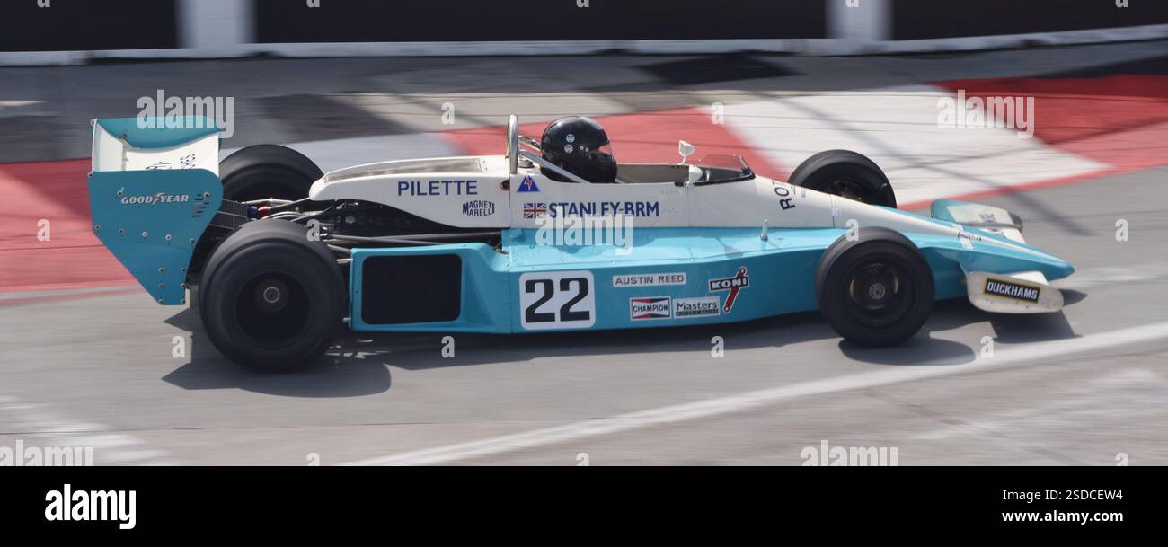 Long Beach, KALIFORNIEN - 15. April 2023: Die British Racing Motors BRM P207 beim Grand Prix von Long Beach, gefahren in der F1-Saison 1977. Stockfoto