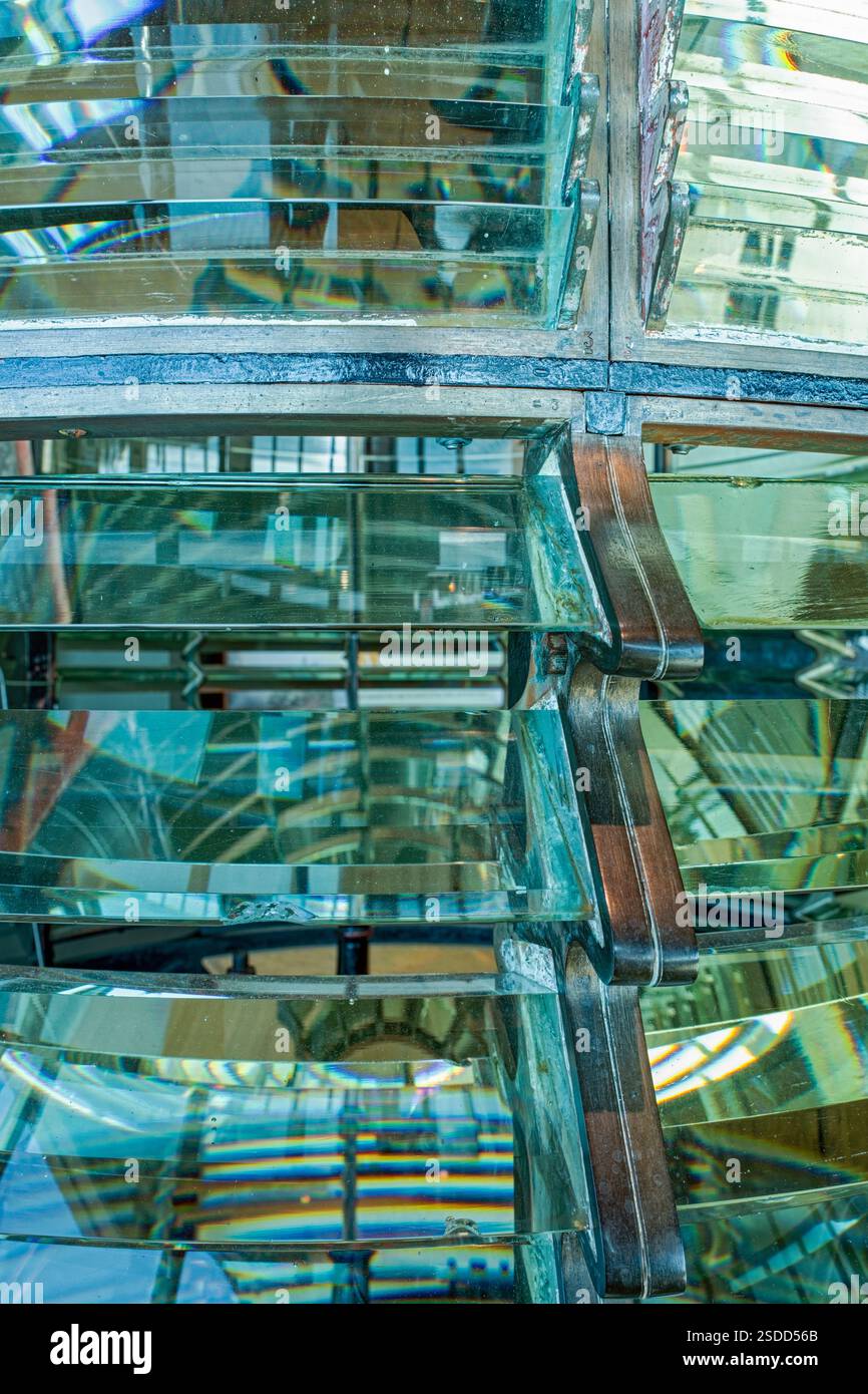 Abstrakte Muster spiegeln sich in einer Fresnel-Linsenbaugruppe aus einem stillgelegten Leuchtturm wider Stockfoto