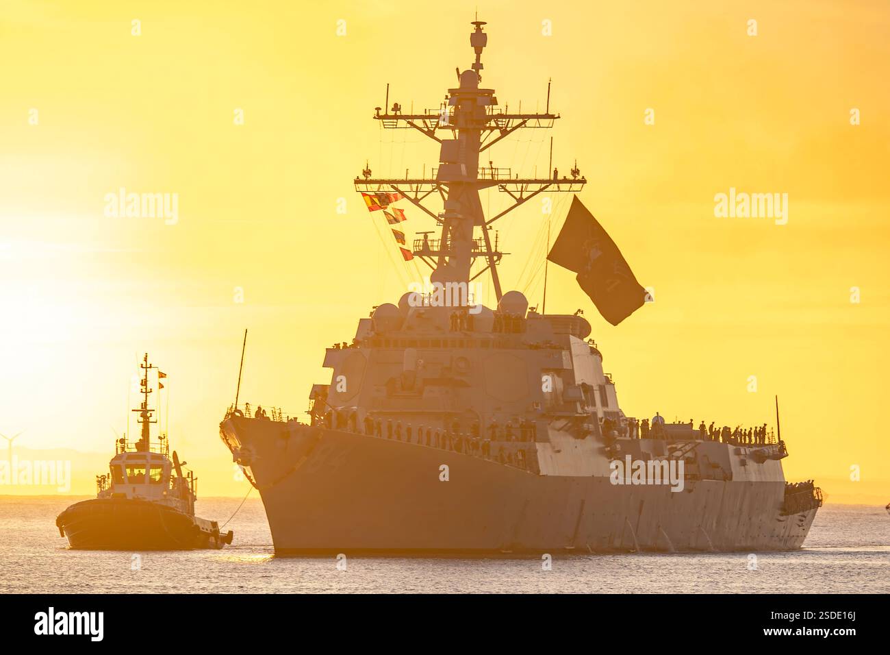 MARINESTÜTZPUNKT ROTA, Spanien (20. Dezember 2024) der Arleigh-Burke-Klasse-Raketenzerstörer USS Bulkeley (DDG 84) kehrte am 20. Dezember 2024 nach einer fünfeinhalb Monate dauernden Patrouille im Einsatzgebiet der 6. US-Flotte zur MARINESTÜTZUNG Rota (Spanien) zurück. Als „Tor zum Mittelmeer“ bietet NAVSTA Rota den USA, der NATO und den alliierten Truppen einen strategischen Drehpunkt für Operationen in Europa, Afrika und im Nahen Osten. Die NAVSTA Rota ist ein Kraftmultiplikator, der in der Lage ist, kampfbereite Truppen zu Land, in der Luft und im Meer sofort einzusetzen und zu unterstützen, wodurch Kriegskämpfer und ihre Familien die Flotte unterstützen können Stockfoto