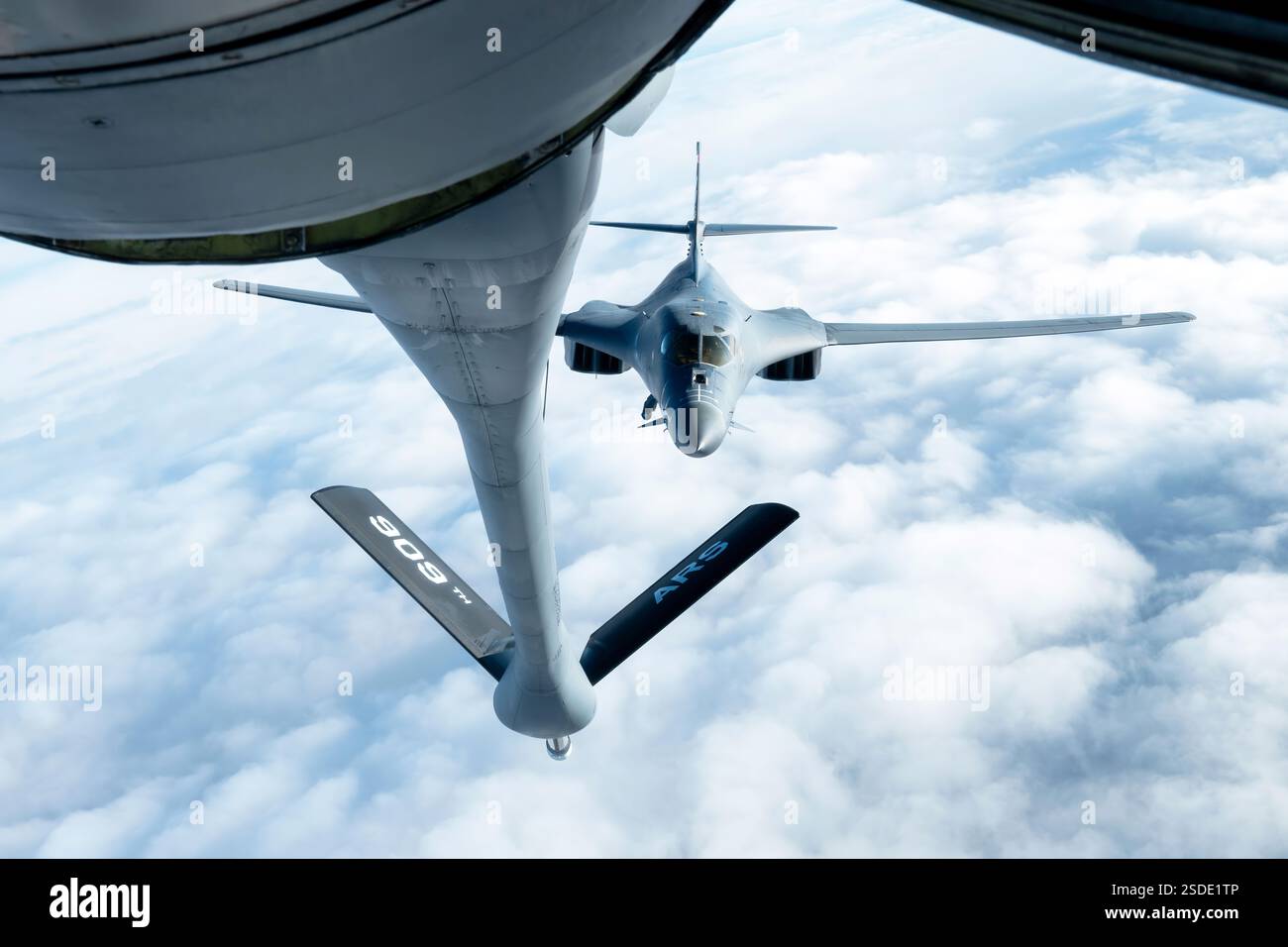 Ein B-1B Lancer der US Air Force, der 34th Bomb Squadron, Ellsworth Air Force Base, South Dakota, zugeteilt ist, nähert sich einem KC-135 Stratotanker, der der 909th Air Betankungsgeschwader zugeordnet ist, um während einer Bomber Task Force Mission über dem Pazifik am 15. Januar 2025 Luftbetankung durchzuführen. Bombermissionen tragen zur tödlichen gemeinsamen Truppe und zur Abschreckung von Aggressionen in der indopazifischen Region bei, indem sie die Fähigkeit der US Air Force demonstrieren, überall auf der Welt zu jeder Zeit zu operieren. (Foto der U.S. Air Force von Senior Airman Tylir Meyer) Stockfoto