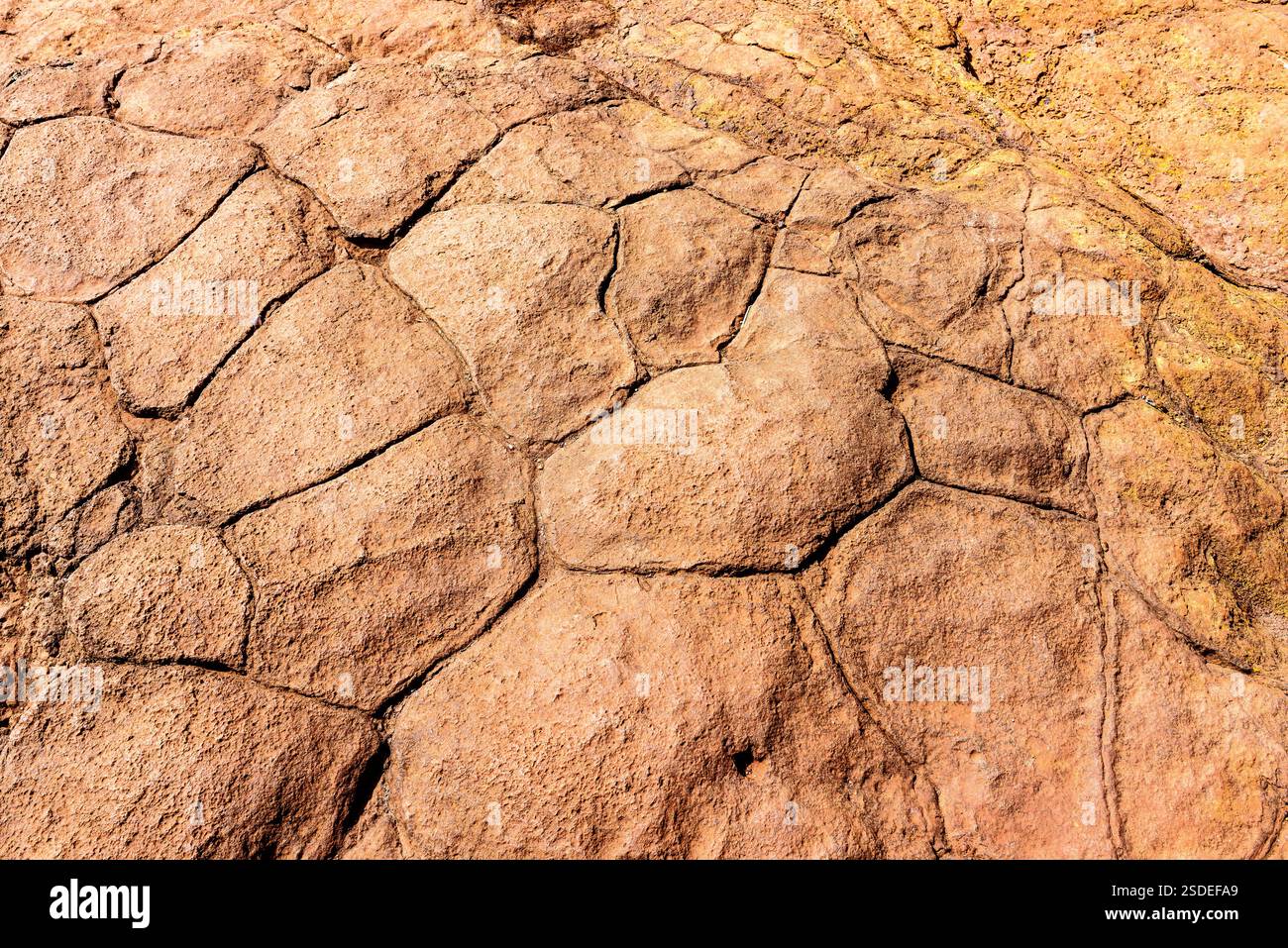 Nahaufnahme einer wunderschönen Felsformation an einem Flussufer Stockfoto