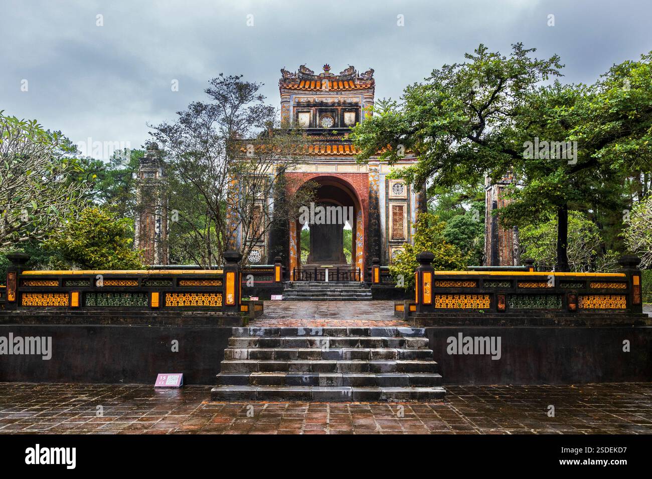 Der riesige Stelapavillon im Tu Doc Mausoleum, Hue, Vietnam, Montag, 4. November, 2024. Foto: David Rowland / One-Image.com Stockfoto